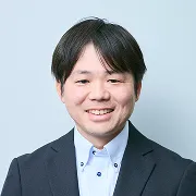 K.F. さんの笑顔の写真。