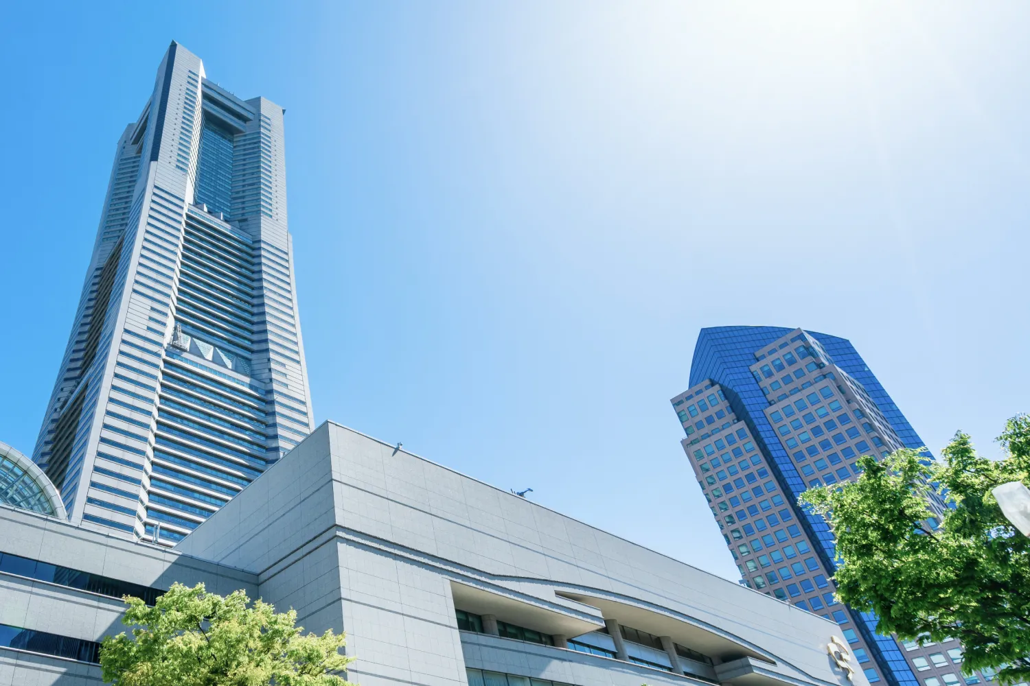 横浜みなとみらいの写真。横浜銀行本店ビルは、横浜ランドマークタワーの隣にあります。
