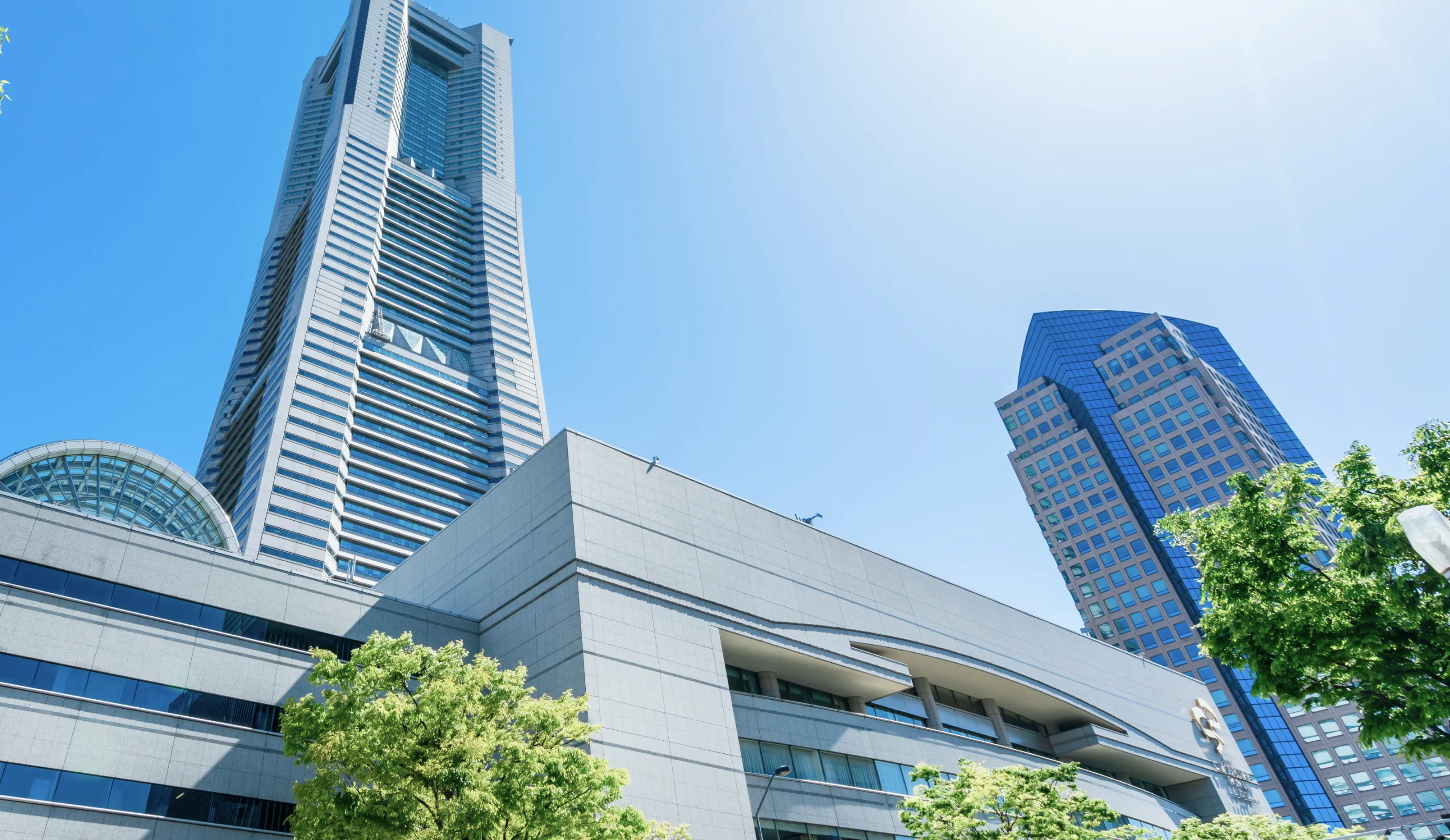 横浜みなとみらいの写真。横浜銀行本店ビルは、横浜ランドマークタワーの隣にあります