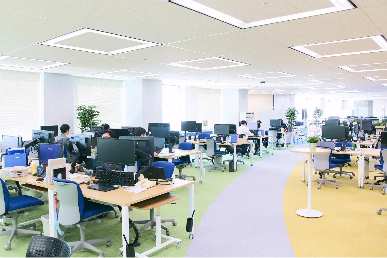 執務スペースを俯瞰した写真