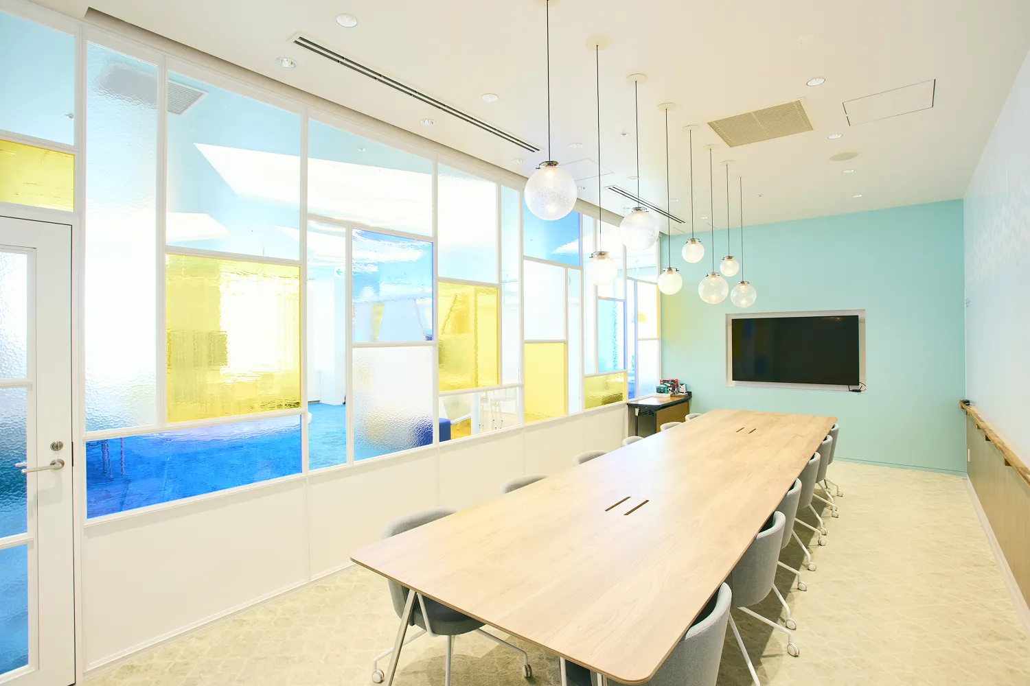 明るい雰囲気の会議スペースの写真