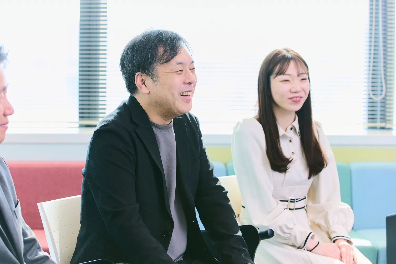 チーム統括 T.K.さん、スクラムマスター K.S.さん、アプリケーションエンジニア M.F.さんの笑顔の写真